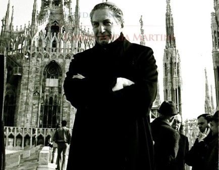 Carlo Maria Martini davanti al Duomo di Milano nel 1982 